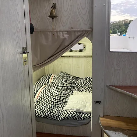 Bateau-gite Sur Le Halage De La Mayenne Úszó hotel L'Huisserie